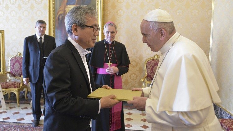 Papież powierza Listy uwierzytelniające ambasadorowi Korei Baek Man Lee