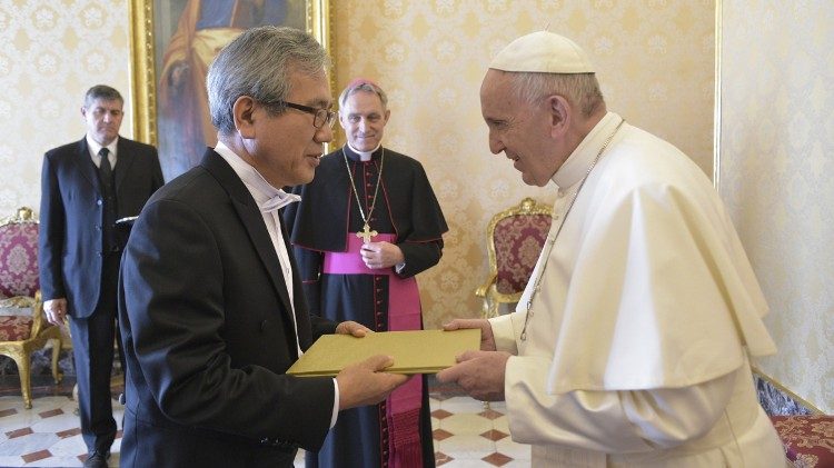 Baek Man Lee, Ambassador of Korea to Holy See with the Pope