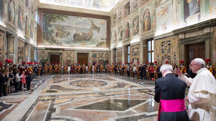 Ferenc pápa a gárdistákkal és családtagjaikkal  