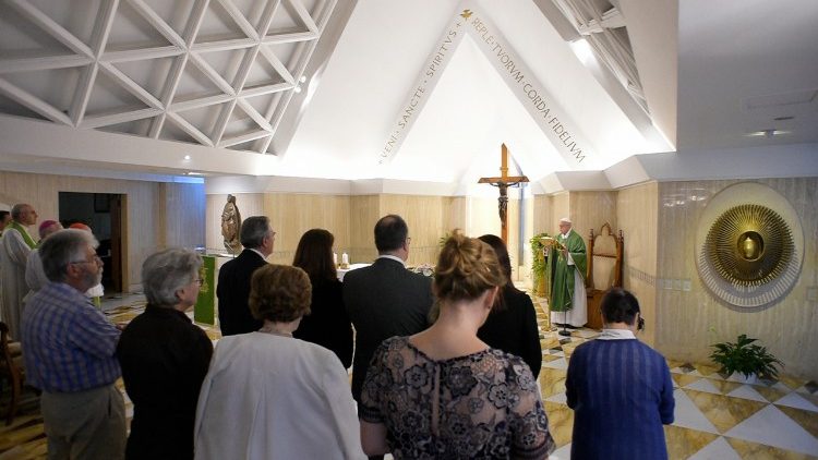 Papa Francesco celebra la Messa a Santa Marta