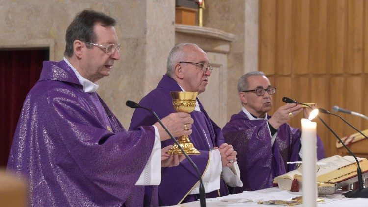 Papa Francesco celebra la Messa nella Casa Divin Maestro