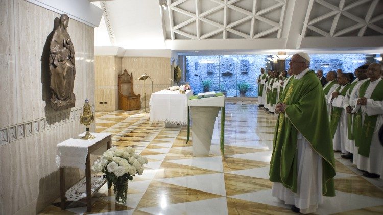 Papa reza diante do relicário de Nossa Senhora de Siracusa