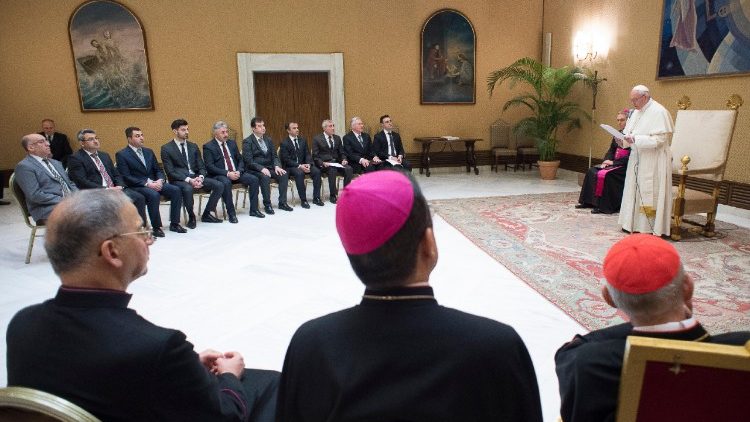 Le Pape François devant des représentants yézidis d'Allemagne, le 24 janvier 2018 au Vatican.