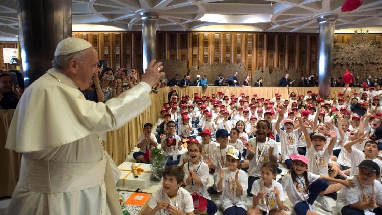 Papa Franjo s djecom sudionicima inicijative "Dječji vlak"; 9. lipnja 2018.