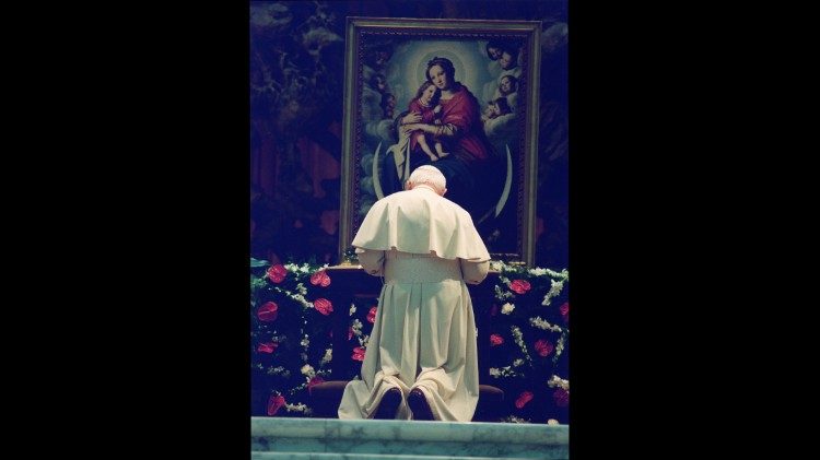 Йоан Павел ІІ в молитва пред икона на Дева Мария