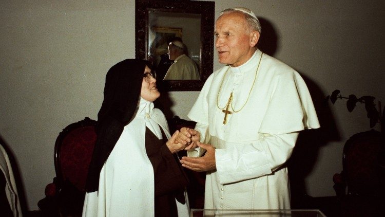 Johannes Paul II. 1982 mit Schwester Lucia, einer der Seherinnen von Fatima