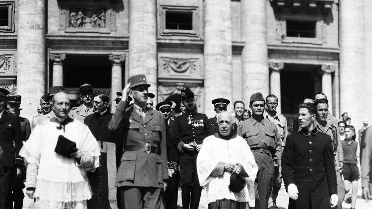 Le général Charles de Gaulle au Vatican en juin 1944. 