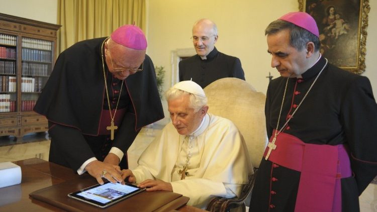 Papa Bento XVI publica seu primeiro tweet
