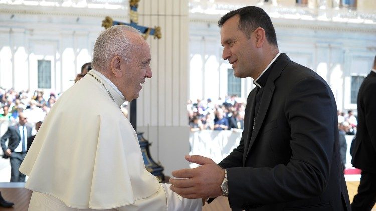 Mgr Gjergj Meta et le Pape François, lors d'une audience en juin 2018