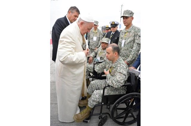 El Santo Padre Francisco junto al soldado colombiano Edwin Restrepo Restrepo, en el memorable gesto