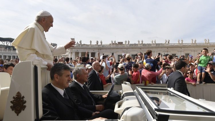  Papa Françesku gjatë audiencës së përgjithshme në Sheshin e Shën Pjetrit