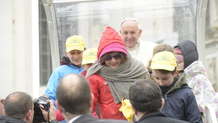 Como gosta de fazer, Papa convidou crianças a subir no papa-móvel