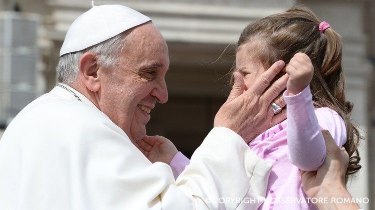 Papa Francisco com uma criança