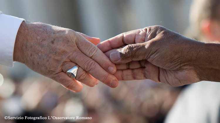 Le Pape François tend la main à un fidèle lors de l'audience générale du 27 septembre 2017 place Saint-Pierre.
