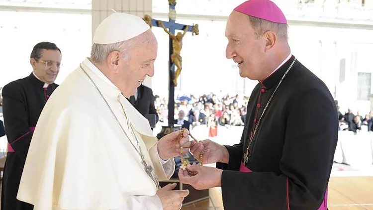 Mons. Pierre Bürcher consegna al Papa il rosario realizzato in Terra Santa 
