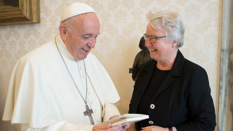 Begegnung 2018 im Vatikan: Die damals scheidende Botschafterin beim Heiligen Stuhl Annette Schavan verabschiedet sich bei Franziskus und dankt mit einem Buch-Geschenk