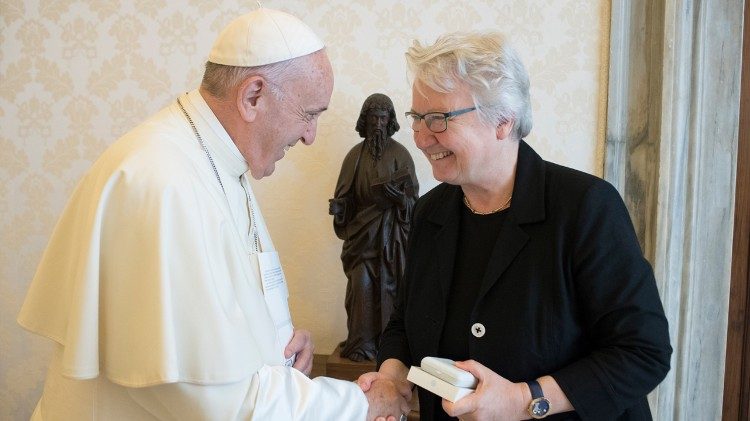 Annette Schavan 2018 mit dem Papst