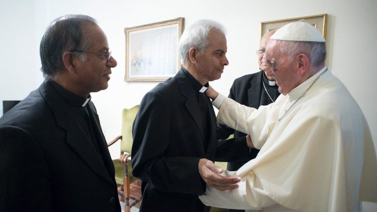 Após ser libertado, padre Tom encontrou-se com o Papa Francisco no Vaticano (13/09/2017)
