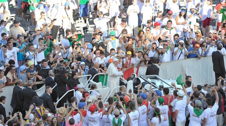 Ferenc pápa a 2015-ös nemzetközi ministránstalálkozó résztvevőivel