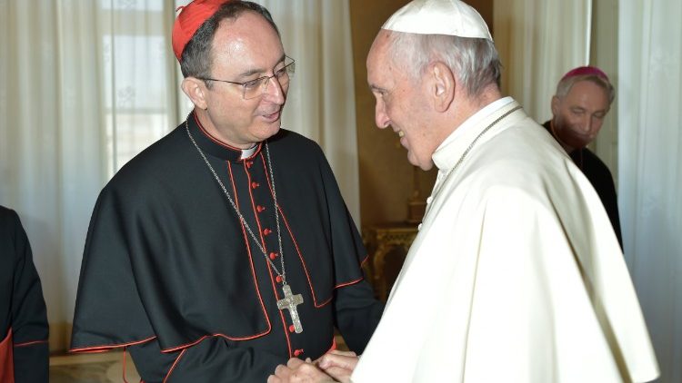 Greta popiežiaus - pagrindinis Sinodo pranešėjas kardinolas iš Brazilijos Sergio da Rocha.