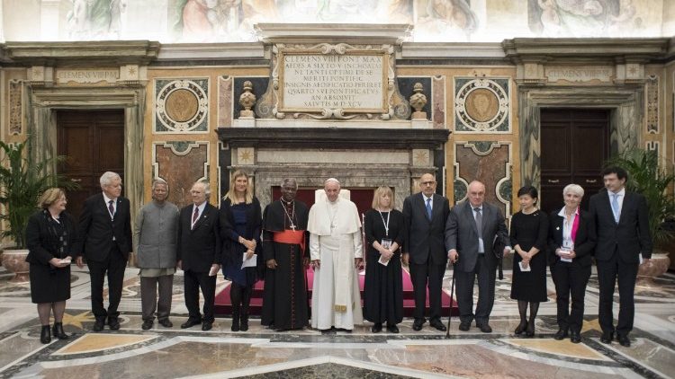 Il Papa con i Premi Nobel in Sala Clementina