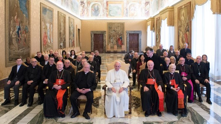 I membri della  Pontificia Accademia Teologica. con il Papa