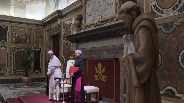 El Papa Francisco en la Sala Clementina