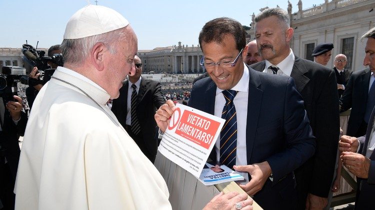 El Papa Francisco y Salvo Noe autor del libro "Prohibido quejarse"