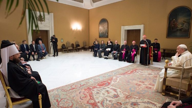 Papst Franziskus empfängt die russisch-orthodoxe Delegation in der Aula Paolo VI.