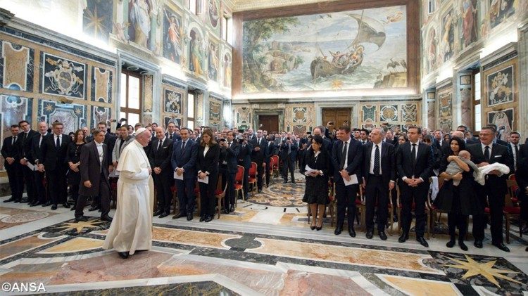 Le Pape François en compagnie des dirigeants et du personnel de l'entreprise Sixt, le 7 novembre 2017.
