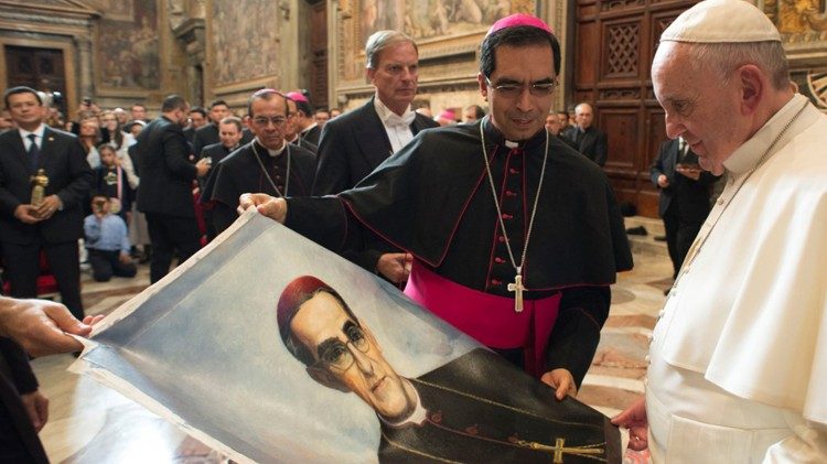 Papież Franciszek  z plakatem męczennika 