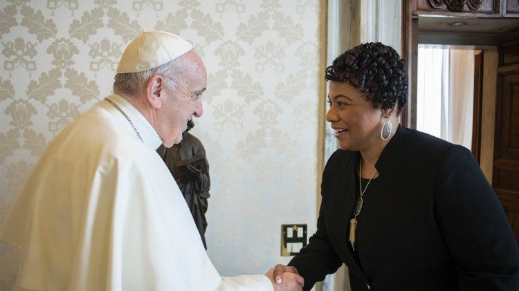 Påven Franciskus tar emot Bernice Albertine King på audiens 3 december 2018 
