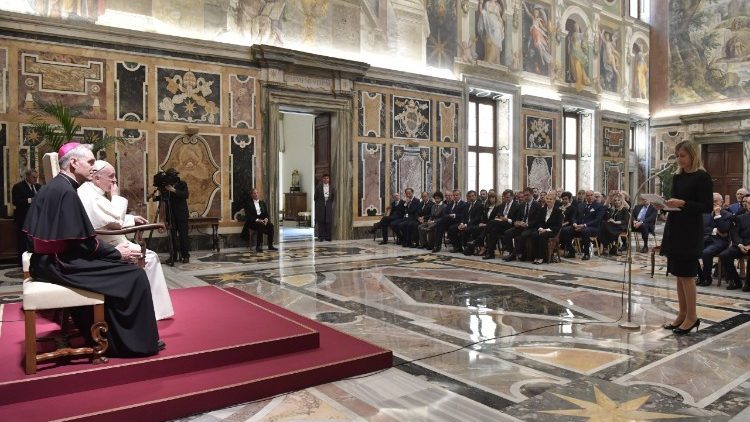Le Pape recevant en audience la délégation du prix Biagio Agnes.