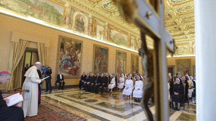 Papa com Irmãs Teatinas da Imaculada Conceição na Sala do Consistório