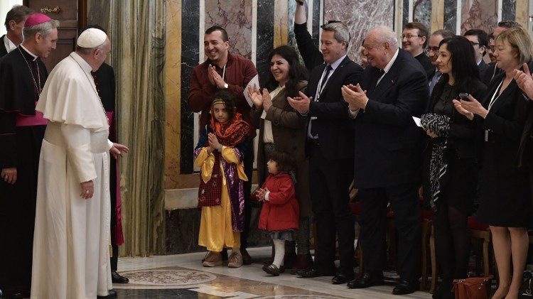 Le Pape rencontrant les élus de la Province de Marseille, parmi lesquels le maire de la cité phocéenne Jean-Claude Gaudin, le 12 mars 2018.