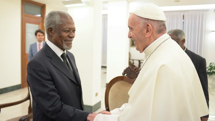 Bwana Kofi Annan akisalimiana na Papa Francisko Novemba 2017 