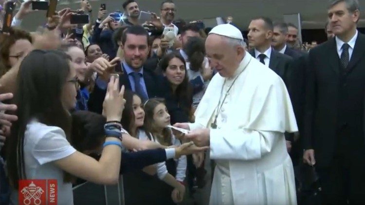 Pope meeting officials and personnel of the Rome Police Headquarters and the Central Health Directorate, along with their families, May 25, 2018.
