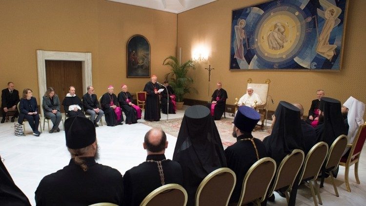 Le Pape saluant la délégation du Patriarcat de Moscou, le 30 mai 2018 au Vatican.