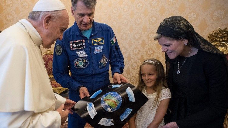 Папа падчас ватыканскай сустрэчы з экіпажам 53-й місіі на МКС і іх сем'ямі