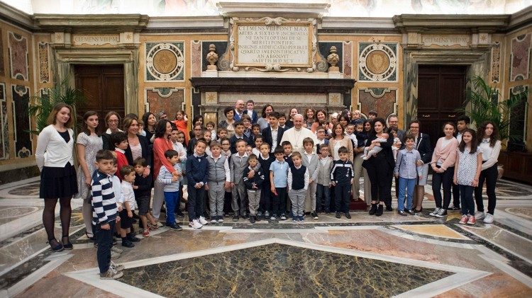 Avvenire-Medienschaffende mit ihren Familien beim Papst