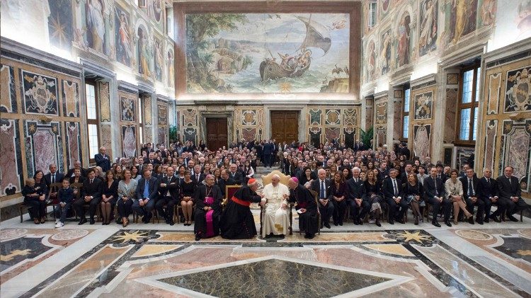 Ferenc pápa az Avvenire szerkesztőségével és családtagjaikkal