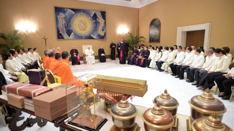 Papež Frančišek je v mali dvorani avle Pavla VI. sprejel 54 člansko delegacijo budističnih menihov s Tajske