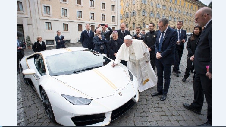 教宗在蘭博基尼超級跑車引擎蓋上簽名並決定將其拍賣