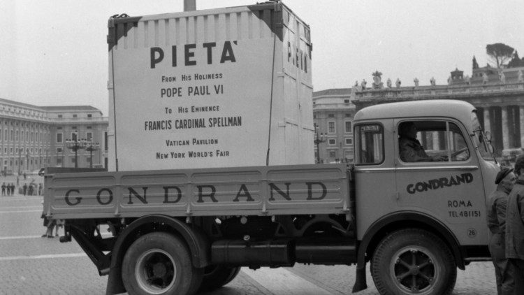 Città del Vaticano, Piazza San Pietro 1964 La cassa contenente la Pietà di Michelangelo in viaggio verso New York (Foto: Musei Vaticani)