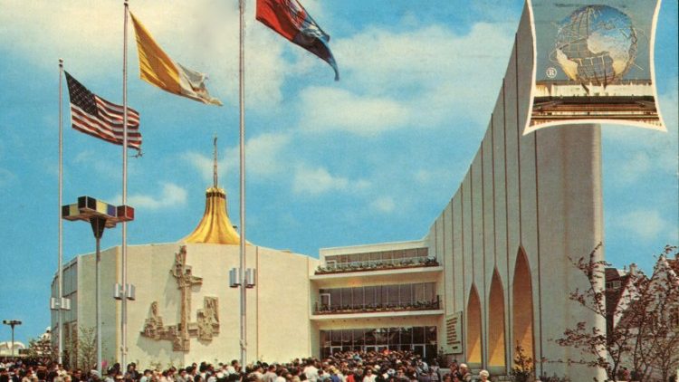 New York 1964-1965 Il Vatican Pavilion con il pubblico in fila all’entrata in una cartolina d’epoca (Foto: Musei Vaticani)