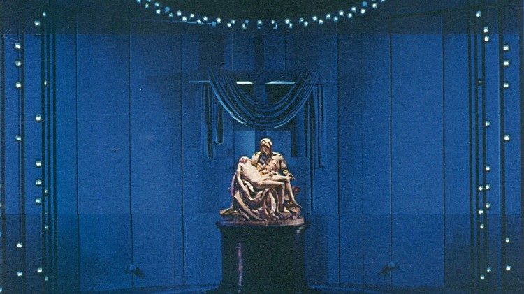 New York 1964-1965 La Pietà di Michelangelo nel Vatican Pavilion: allestimento di Jo Mielziner (Foto: Musei Vaticani)