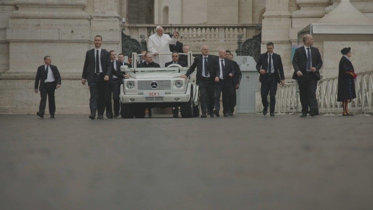 Papa Francesco scortato dai gendarmi