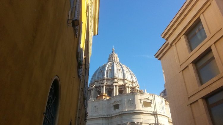 San Pietro tra palazzo San Carlo (sx) e Casa Santa Marta (dx)