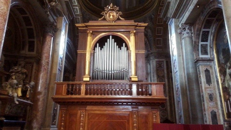 Uno dei due corpi dell'organo a canne nei pressi dell'Altare della Cattedra