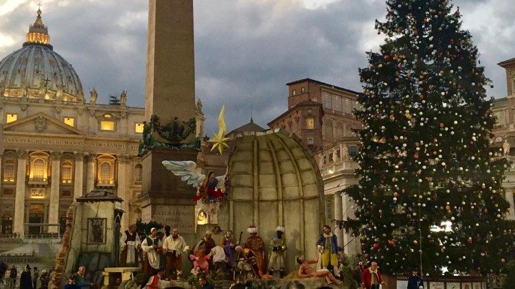Hang đá và cây thông Giáng sinh tại quảng trường thánh Phê-rô Giáng sinh năm 2017